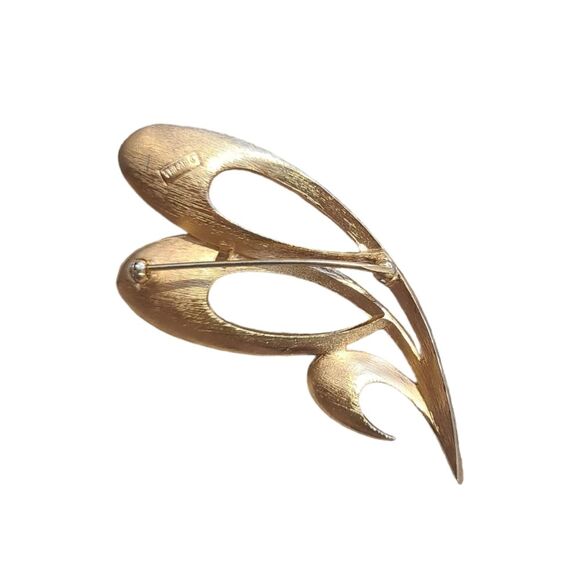 Vintage Trifari Brushed Gold-tone Brooch - Picture 4 of 6